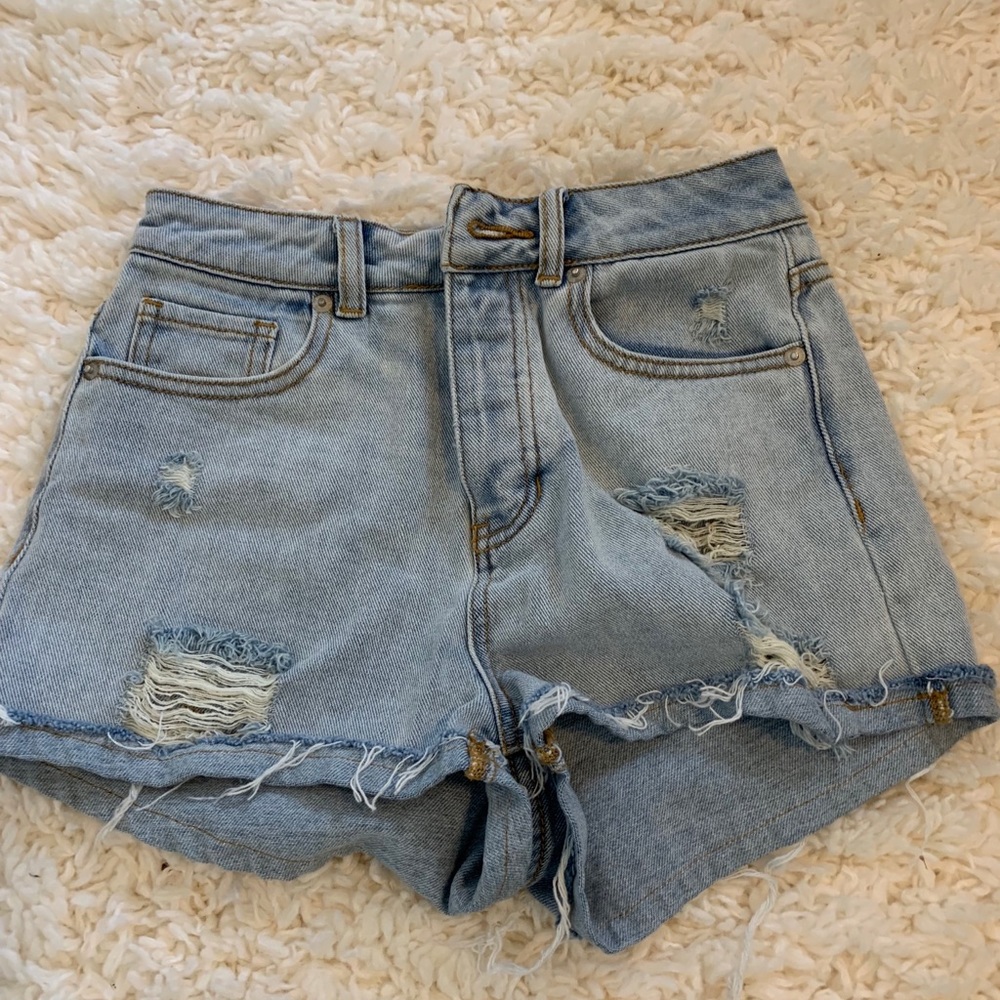 BRANDY MELVILLE DISTRESSED SHORTS (size 25)